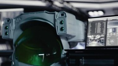 Uzay gemisindeki dizüstü bilgisayarın yanında görev günlüklerini gösteren kırmızı ışık yanıp sönüyor. Gezegen gezisi için hazırlanmış astronot teçhizatı üzerinde kritik risk uyarısı yanıp sönüyor