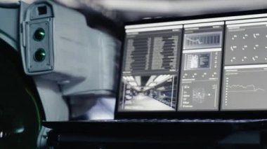 Uzay gemisi kontrol bölümündeki astronot giysisi miğferi ve dizüstü bilgisayarında yanıp sönen kırmızı ışığı kapat. Uzay istasyonundaki dizüstü bilgisayarın yanında hasarlı kozmonot ekipmanı göstergesi uyarısı