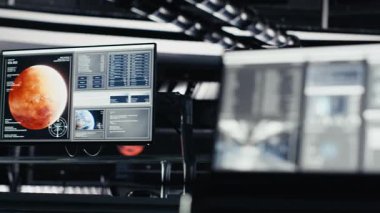 Yüksek teknolojili uzay gemisi kokpitinde dizüstü bilgisayar Mars 'ın gezegen yüzeyinin veri analizini yapıyor. Yörünge istasyonundaki defter uzaylı kızıl gezegene yapılan kozmik yolculuk sırasında uçuş günlüğünü güncelliyor.