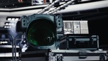 Uzay gemisindeki kozmonot teçhizatı üzerinden yabancı gezegene yapılan kozmik uçuş sırasında başarısız görev alarmı ışığı yanıp sönüyor. Uzay gemisindeki asteroit izleme dizüstü bilgisayarında kriz tehlike uyarısı yanıp sönüyor