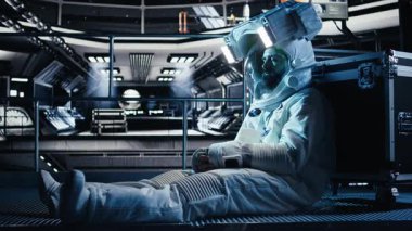 Üzgün astronot, haftalar sonra izole uzay ortamında temas kurmadan sessizce yıldız gemisi zemininde oturuyor. Kozmonot, uzun süreli yalnızlığın zihinsel dengesini etkilediğini gösteriyor. Kamera A: