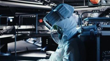 Yanmış kozmonot, sessiz yörünge istasyonunda duygusal bilanço hissediyor. Yalnız astronot uzay gemisi kokpitinde boş boş bakıyor. Uzatılmış görev süresinden sonra, tamamen izole bir şekilde, kamera A