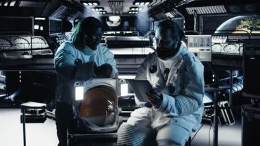 Araştırmacılar, Mars 'ı keşfeden uzay gemisinde birlikte uçuyorlar, uzayda insan varlığını genişleterek, Kızıl Gezegen' e inmeden önce operasyonel hazırlık sağlıyorlar, gelecekteki kolonileşmeyi destekliyorlar, kamera A