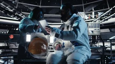 Astronot tabletteki analizleri inceliyor, uzay görevi sırasında meslektaşıyla konuşuyor. Takım çalışması kozmonotlar, yıldızları ve asteroidleri takip ediyor. İnsanoğlunun hayatta kalma seferi sırasında, kamera A