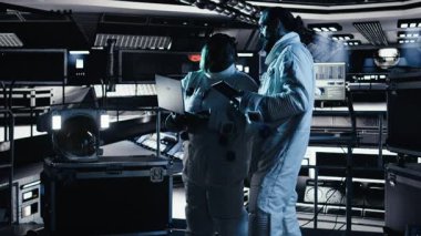 Astronot yörünge yolunu gösteren arayüze bakıyor, uzay görevi sırasında iş arkadaşıyla sohbet ediyor. Ekip halinde çalışan kozmonotlar, insanoğlunun hayatta kalma mücadelesi sırasında sorun çıkaran donanım, kamera A