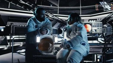 Takım çalışması yapan kozmonotlar sohbet ediyor, insanoğlunun hayatta kalma seferi sırasında uzayın derinliklerini keşfediyorlar. Astronotlar, gelişmiş mühendislik ve kamera A ile çalışan uzay aracında insan genleşmesi yapıyorlar.