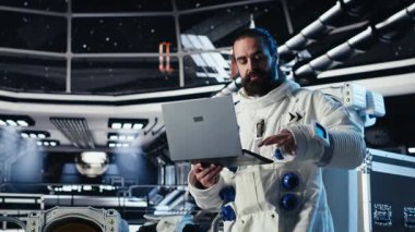 Astronot, uzay istasyonu dışında planlanan operasyonlara başlamadan önce dizüstü bilgisayardaki analizleri inceliyor. Yabancı gezegene indikten sonraki görev parametrelerini doğrulayan Kozmonot, Kamera B