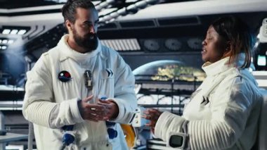 Astronotlar uzayın derinliklerini araştıran planlanmış operasyonlar için son ayrıntıları tartışıyor. Kozmonotlar konuşuyor, gezegene indikten sonra göreve hazırlanıyorlar, kamera B