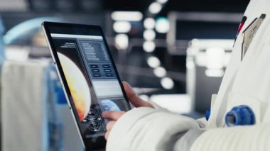 Kızıl Gezegen yüzey görevini tamamladıktan sonra, astronotların kayıtlarını kontrol etmek için tablet kullanarak yaklaşın. Kozmonot Mars 'tan ayrılıyor. Eve dönmek için uçuş kayıtlarını güncelliyor. Kamera B.