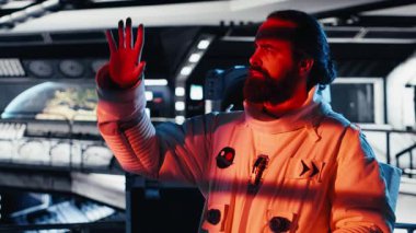 Kozmonot uzayın derinliklerinden yaklaşan bilinmeyen yabancı gemiyi izlerken yıldız gemisi kokpiti parlıyor. Adam, yörünge istasyonunun yakınında dolanan tanımlanamayan dünya dışı varlığa tepki veriyor. Kamera B