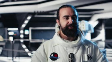 Neşeli astronot, yörünge istasyonundayken Dünya Komuta Merkezi 'yle görüntülü konuşma yapıyor. Görev güncellemesini paylaşıyor. İletişim bağlantısı sırasında yer merkezi ekibiyle mutlu kozmonot görüşmeleri, kamera B