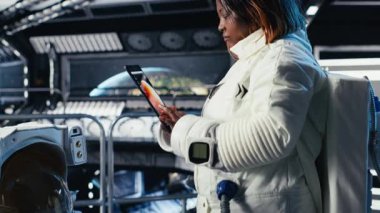 Astronot, bilinmeyen bir gezegende kızıl gezegen görevini tamamladıktan sonra analizleri kontrol etmek için tablet kullanıyor. Mars 'tan ayrılan kozmonot, eve dönmek için cihaza navigasyon koordinatları giriyor, kamera B