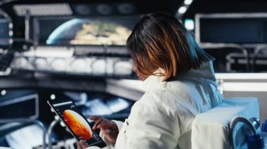 Astronot Kızıl Gezegen 'e gidip uzaydaki dünya dışı yaşamı aramak için uzayda insan genleşmesi yapıyor. Kozmonot, insanoğlunun Mars 'a hayatta kalma seferi sırasında kozmik kökenleri inceler, kamera B