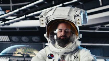 Kasklı neşeli astronot portresi uzay gemisinde planlanmış operasyonlar yapıyor derin uzayı keşfediyor. Neşeli Kozmonot Gezegen B 'den ayrıldıktan sonra uzay aracının gövdesini inceliyor.