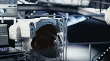 Yabancı gezegendeki yüzey görevini tamamladıktan sonra uzay istasyonu analizlerini kontrol etmek için tablet kullanan kadın astronot. Kadın navigasyon koordinatlarını giriyor, Dünya 'ya dönmeye hazırlanıyor, kamera B