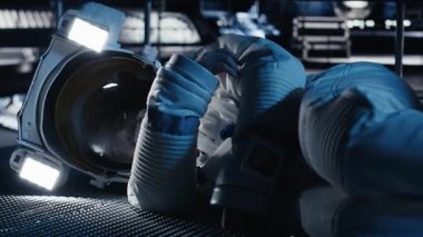 Kozmonot büyük uzay istasyonu arızası sırasında ani bir hastalıktan çöker ve kritik alarm başlar. Uyarı ışıkları, uzay aracında tıbbi kriz geçiren bilinçsiz astronot B kamerasında yanıp sönüyor.