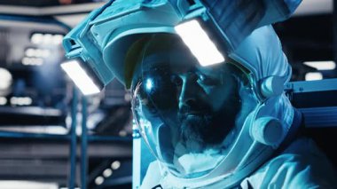 Yanmış kozmonot, sessiz yörünge istasyonunda duygusal bilanço hissediyor. Yalnız astronot uzay gemisi kokpitinde boş boş bakıyor. Uzatılmış görev süresinden sonra, tamamen izole bir şekilde, kamera B