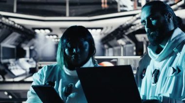 Astronot meslektaşıyla konuşuyor, uzay görevi sırasında bilimsel deneyler yapıyor. Takım çalışması kozmonotlar, insanoğlunun hayatta kalma seferi sırasında uzayda kontrollü testler yapıyorlar, kamera B