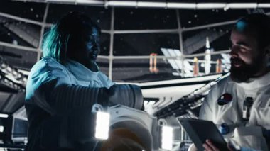 Astronotlar yıldız gemisinde birlikte uçarak Mars 'ı keşfediyor, bilinmeyen dünyaların haritasını çıkarıyorlar. Uzay aracındaki kozmonot, kırmızı gezegene inmeden önce yıldızsal verileri toplamak için operasyonel hazırlık sağlıyordu. Kamera B