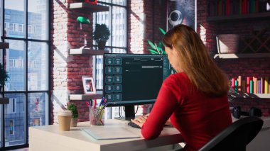 Bilgisayarda yazı yazan ve yapay zeka asistanıyla sohbet eden bir kadın. Fütüristik arayüz üretkenlik için yapay zekayı, makine öğrenmesini ve otomatik çözümleri vurguluyor. Kamera B.