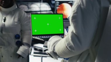 Astronot izleme sistemi, izole ekran dizüstü bilgisayarında, uzay görevi sırasında iş arkadaşıyla sohbet ediyor. Takım çalışması kozmonotlar kozmik keşif sırasında B kamerasında maket not defteri kullanıyorlar.