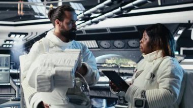 Astronot kaskını takıyor ve uzay istasyonundan çıkmadan önce liderden görev brifingi alıyor. Kozmonot gezegene indikten sonra yıldız gemisinden ayrılmaya hazırlanıyor. Selamlayan iş arkadaşı, kamera B