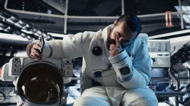 Astronot akıllı telefonlu selfie videoları kaydeder, el hareketleri yapar, Mars görevi sırasında abonelerle konuşur. Kozmonot takipçiler için kozmik keşif içeriği kaydediyor, kamera B