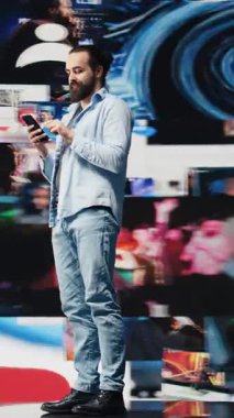 Dikey Video Sosyal medya kullanıcısı, eğlence platformları arasında eşsiz bir marka sesi oluşturarak, bağlılığı artırmak için yenilik ve teknolojik araçlardan keyif alıyor. Çoklu görev çevrimiçi. Kamera B.