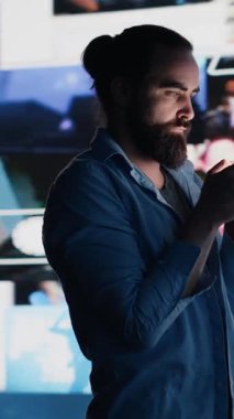 Sosyal medya içeriği tüketimine bağımlı dikey video akıllı telefon kullanıcısı ve dijital dünyada kaygı ve kendine güven sorunlarını tetikleyebilen takıntılı kıyamet kopukluğu. Aşırı tecrit