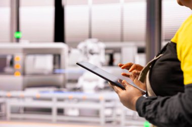 Üretim verimliliğini artırmak için dijital arayüz kullanan yüksek teknoloji endüstriyel fabrika uzman programları ve robot kolu otomasyon işlemlerini rafine eder. Profesyonel mühendis sektör geliştirme 4.0 sistemi