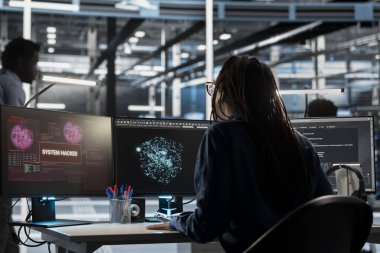 Veri merkezi mühendisi yapay zeka görselleştirme aracını kullanarak güvenlik ihlali sırasında virüsün ortaya çıktığını görüyor. Sunucu tarım işçisi, yapay zeka analiz yazılımı kullanıyor. Bilgisayar korsanları veri çalarken kesildi.