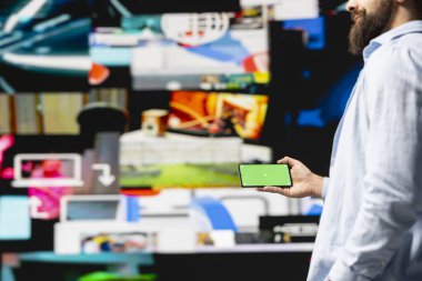 Genç nüfuzlu kişi, telefonu sosyal medya platformlarında etkinlik için model ekranla kontrol ediyor, inovasyon ve mobil teknolojiden yararlanıyor ve bir topluluk kuruyor. Sosyal ağ.