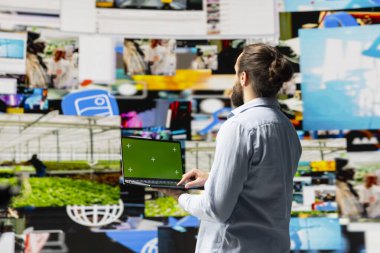 Sosyal medya yöneticisi, takipçilerle bağlantı kurmak ve çevrimiçi bağlantıyı artırmak için hayal gücünü ve hikaye anlatma becerilerini kullanarak, çevrimiçi varlık için izole edilmiş görüntüleme cihazı kullanıyor. Modern web tasarımı.