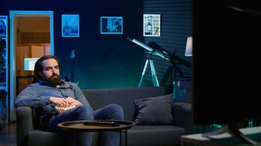 Stres yüzünden patlamış mısır yiyen üzgün adam canlı yayında acıklı bir dram filmi izliyor. İnsan yiyen, TV 'den rahatsız olan favori karakter ölüyor, kamera B