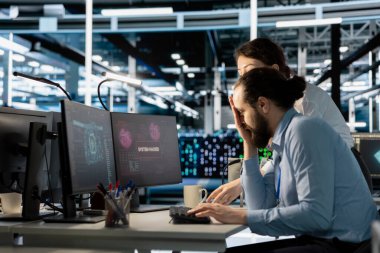 Sunucu odası meslektaşları, yapay zeka araçları kullanarak tehditleri ortadan kaldırmak için işbirliği yapıyor. Veri Merkezi çalışanları beyin fırtınası yapıyor, yapay zeka sistemlerini gözden geçiriyor ve düzensiz ağ etkinlikleri tespit ediyorlar.