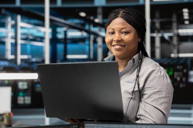 Gülümseyen veri merkezi yazılım geliştiricisinin portresi yapay zeka sinirsel ağları kullanıyor. Neşeli sunucu tarım işçisi bilgisayar üzerinde yapay zeka programlama dili kullanır, özel donanım yapılandırması