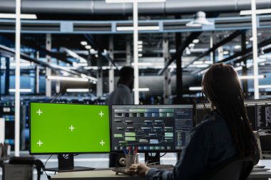 Yeşil ekran PC 'deki veri merkezinde geliştirici makine öğrenme iş yükleri için yapay zeka kullanır. Sunucu merkezinde bilişim uzmanı krom anahtar bilgisayarda yapay zeka kullanarak işlem gerektiren görevleri yerine getiriyor