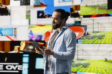 Elleri serbest mikrofon ile canlı bir sunum sunan erkek etkileyici, izleyicileri sosyal medya erişimi, dijital etkileşim ve yaratıcı markalaşmayı gerçek zamanlı olarak tartışmak üzere bir araya getiriyor. Trend belirleyici.