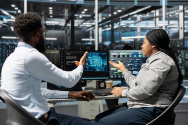 Sunucu odası yazılım geliştiricileri çalışma süresini azaltmak için yapay zeka kullanıyor. İş arkadaşları veri merkezi ekipmanları için yapay zeka güdümlü çözümler tasarlıyor ve uyguluyor