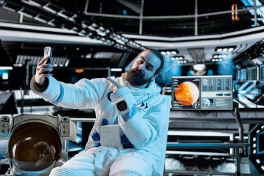 Kozmonot, insanlığın geleceği için Mars seferi sırasında akıllı telefonuyla selfie çekiyor. Astronot, uzay gemisinde telefonla fotoğraf çekiyor. Dünya dışındaki insan hayatını desteklemek için Kızıl Gezegen 'i keşfediyor.