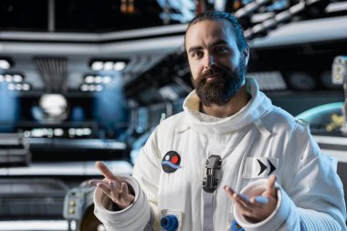 Uzayın derinliklerini keşfeden kozmonotun portresi, dışarıdaki gezegen görevine hazırlanıyor. Güneş Sistemi gezegenine iniş işlemlerine başlamadan önce yörünge istasyonundaki adam operasyonel hazırlığı sağlıyordu.