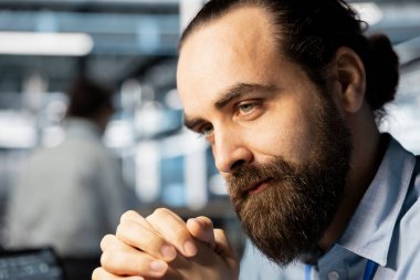 Veri merkezindeki teknisyenleri kapatın yazılım kayıtlarını analiz edin, depolama sistemlerini optimize edin. Sunucu odasında çalışan, kaynak kullanımını denetleyen, uygulama verimliliğini yöneten bir mühendis