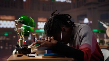 Araştırma yaparken odaklanmış ve uyanık kalmaya çalışan bir kız öğrenci üniversite diplomasını almak için kütüphanedeki bekarlık kağıdına yazı yazıyor. Tam bir çalışma. Kamera A.