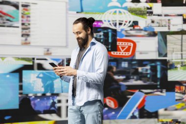 Etkilenen kişinin modern çevrimiçi yaşam tarzı gerçek zamanlı bildirimleri kontrol etmek, takipçilerle etkileşimden zevk almak ve yaratıcı içeriği modern bir sosyal ağ ortamında yayınlamak.