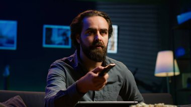 Evde TV 'de yayınlanan sorunlu olaylardan korkan bir adam evden çıkmak için acele ediyor. Yaklaşan tehlikeden dehşete kapılan TV 'deki son dakika haberi, korkudan kaçan kişi, kamera A