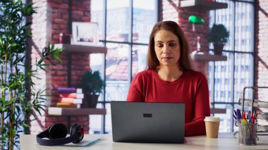 Olgun kız, yaratıcı projelerini uzaktan yönetiyor. Konseri için yeni bir roman ya da senaryo üzerinde çalışıyor. Kadın yazma ve düzeltme üzerine odaklanıyor. Yaratılışı, telgrafı. Kamera A.