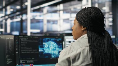 Veri merkezi çalışanı işlevsel içgörüler için veri tabanlarını analiz etmek için derin öğrenim düğümü ağaç programlama uygular. Sunucu merkezi yönetimi, tesis verilerindeki modelleri tanımlamak için görsel programlama kullanır, kamera B