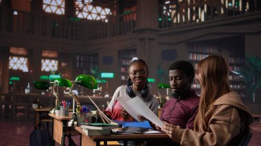 Üniversite öğrencileri muhasebe prensiplerini ve işletme yönetimi derslerinin mali analizini öğreniyor, kütüphanede ders kitapları ve materyalleri kullanıyor. - Girişimcilik. Kamera B.