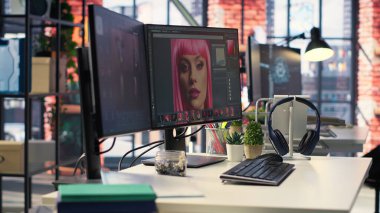 Dijital tasarım ve fotoğraf düzenleme için modern ofis çalışma alanı. Ekranlar, resim rötuşlama ve karşıtlık ayarları üzerinde çalışan fotoğrafçılar ve tasarımcılar için gelişmiş düzenleme yazılımlarını gösterir.
