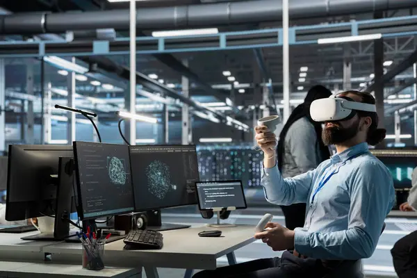 Veri Merkezi Mühendisi, VR kulaklık kullanarak yapay zeka sistemlerinin performansını izliyor, darboğazları tanımlıyor. Yapay Zeka sunucusu çiftlik işçisi sanal gerçeklik kullanarak sorun yaratıyor